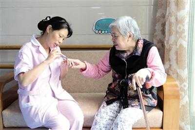南京照顾老人护工多少,南京陪护老人的护工 