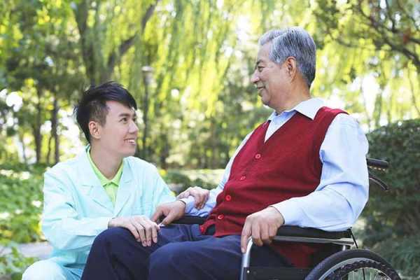 北京老人护工-北京老人护理多少钱一个月