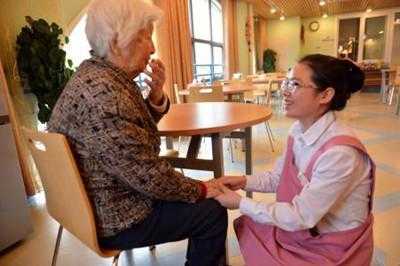 找一份住家照顾老人的工作-住家照顾老人护理哪里找
