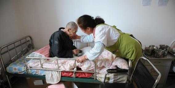 北京卧床老人有多少_北京伺候卧床老人一个月多钱