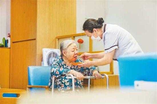  上海护工照顾老人多少钱「上海市老年人请护工政府补贴」