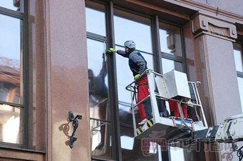 厦门洗窗户一小时多少钱_洗窗工人